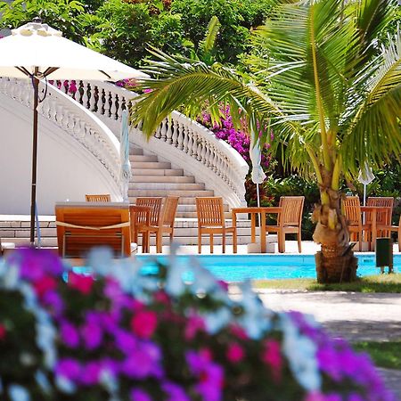 Hotel Nikko Alivila Yomitan Luaran gambar The swimming pool at the hotel