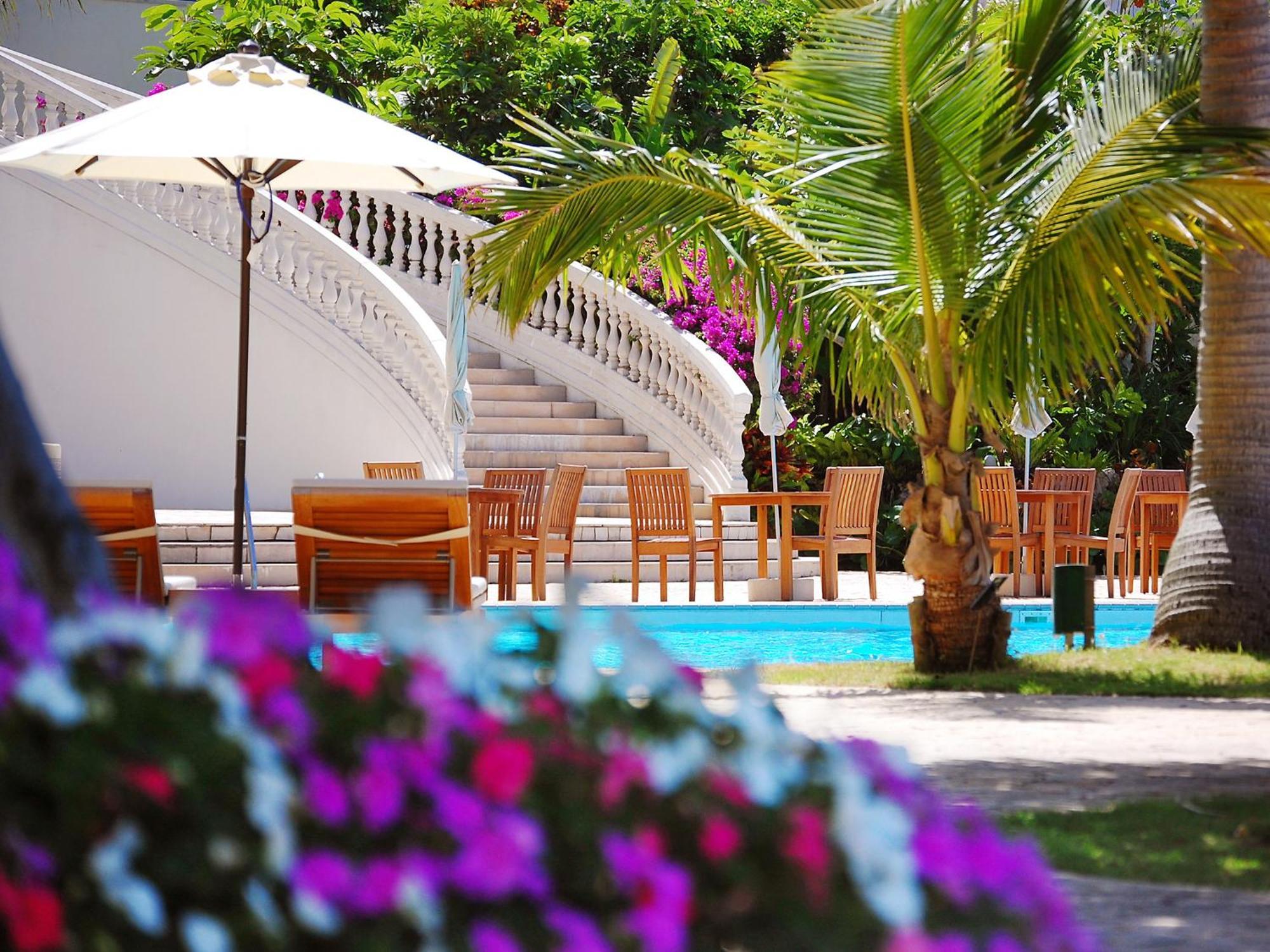 Hotel Nikko Alivila Yomitan Luaran gambar The swimming pool at the hotel