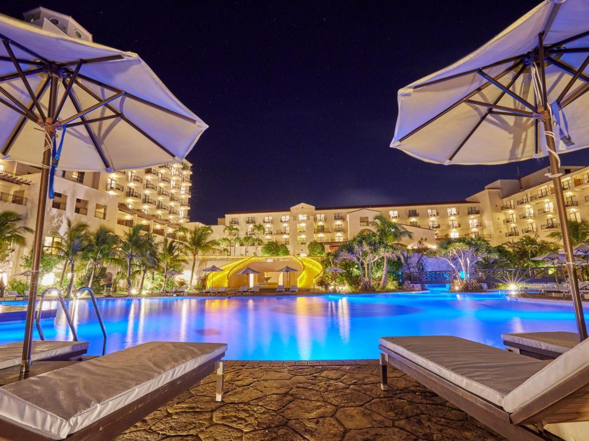 Hotel Nikko Alivila Yomitan Luaran gambar The pool at the resort