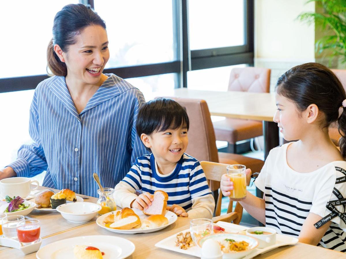 Hotel Nikko Alivila Yomitan Luaran gambar Family dining at a restaurant