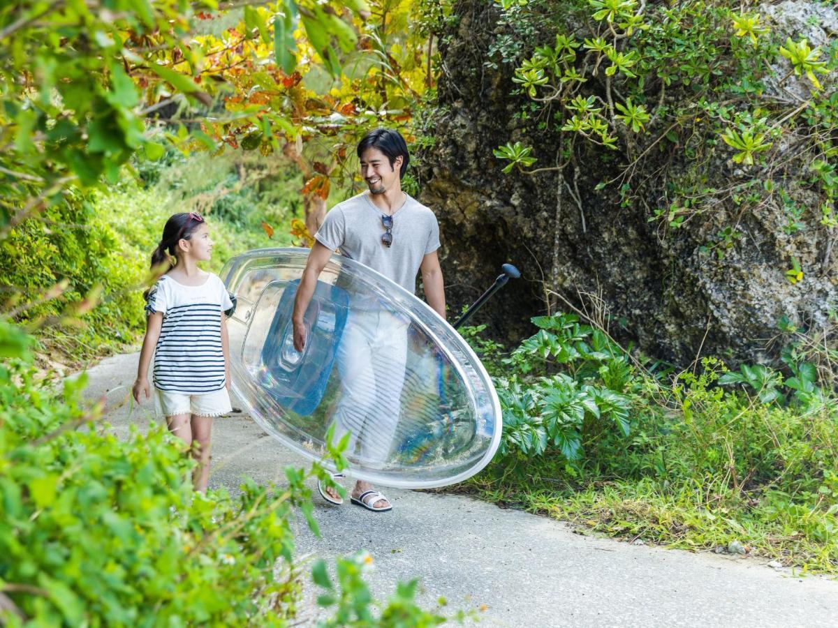 Hotel Nikko Alivila Yomitan Luaran gambar A couple walking with a bubble tent
