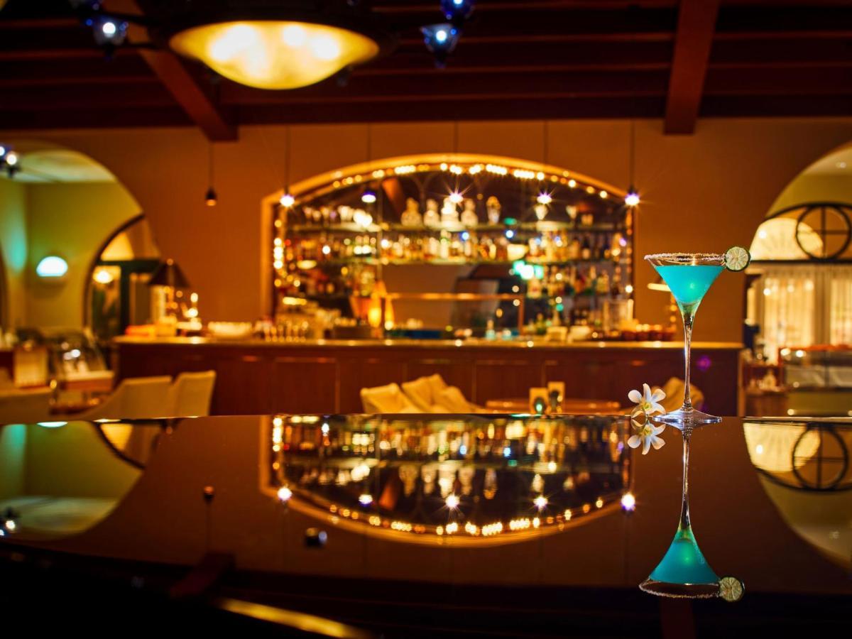 Hotel Nikko Alivila Yomitan Luaran gambar The bar at the restaurant