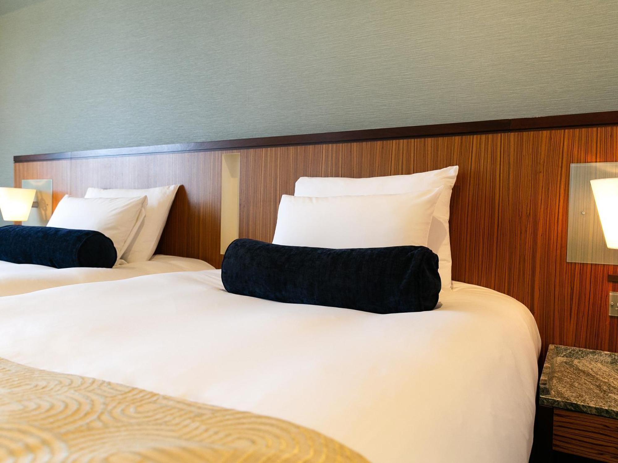 Hotel Nikko Alivila Yomitan Luaran gambar A bed with a bolster