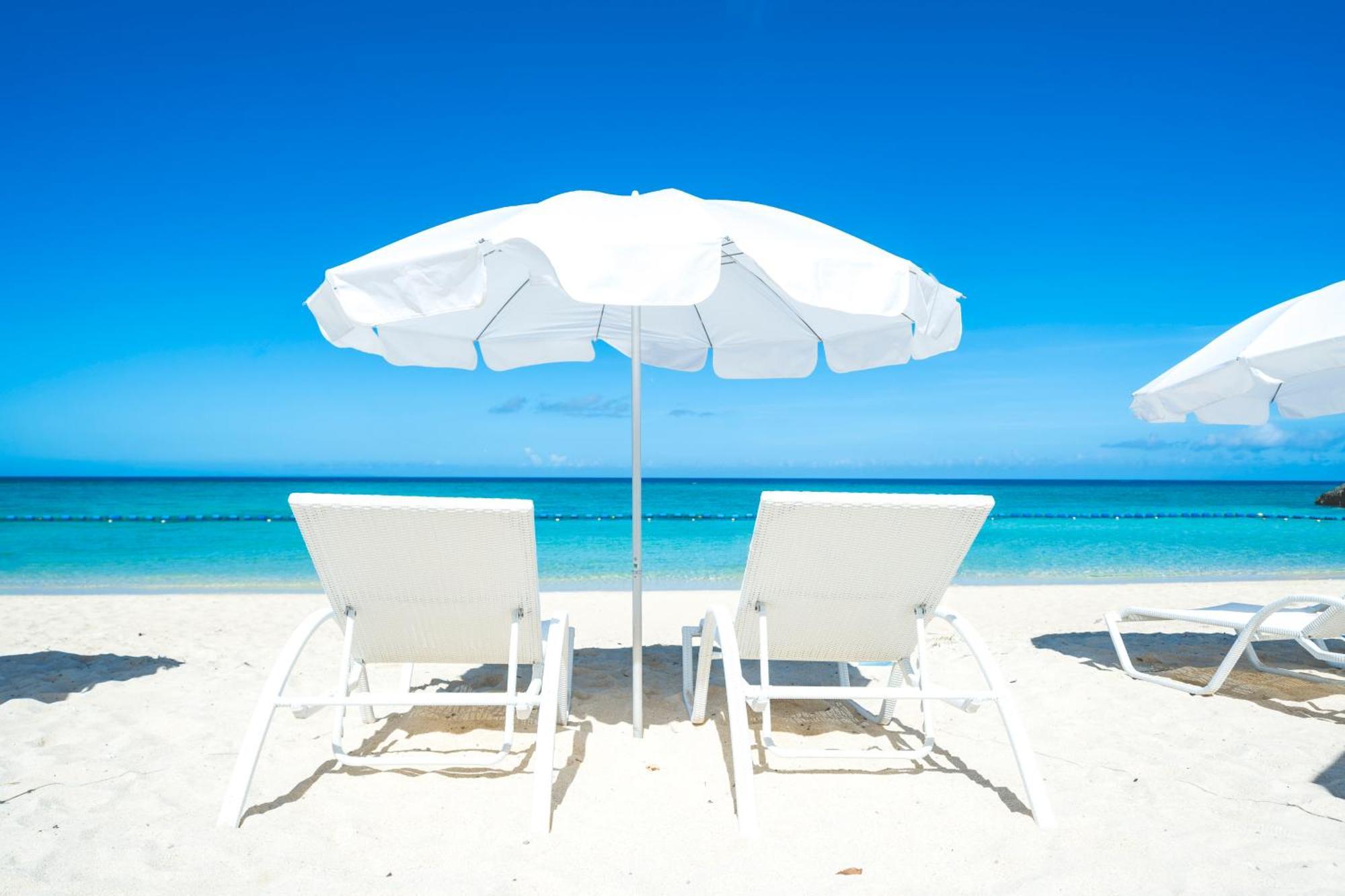 Hotel Nikko Alivila Yomitan Luaran gambar Beach chairs and umbrella